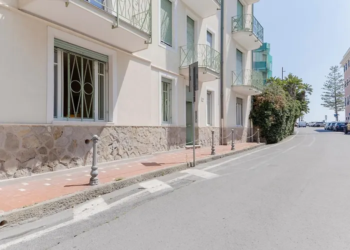 Bordighera Seaside Roomy Apartment